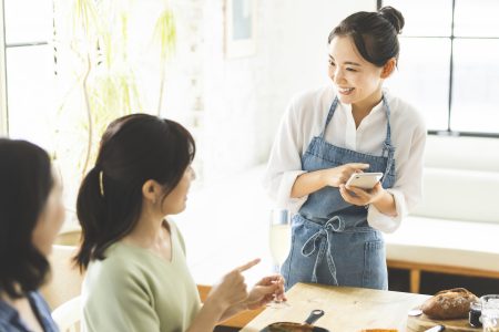 作り笑顔に隠れた様々な効果とは？作り笑顔に見えない方法も紹介！