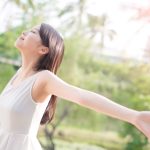 首のたるみの原因とは？筋トレで老け見えを解消して素敵な笑顔に